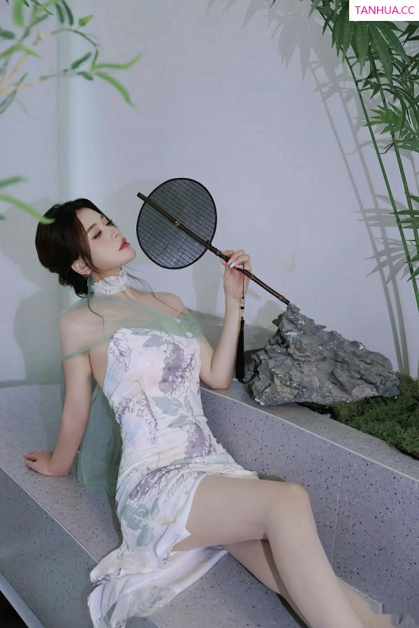   [XiuRen]高清写真图 2025.08.27 No.10694 阿依莎 浅色古风第30张图片